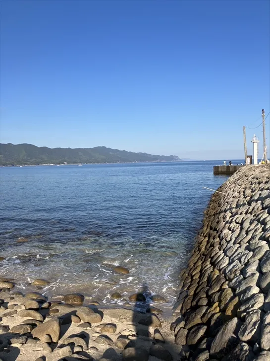 まあるい石と海