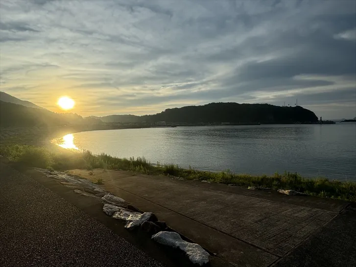 西の浜と小張の朝