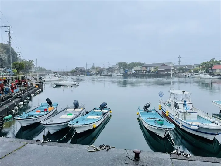 雨の日の港