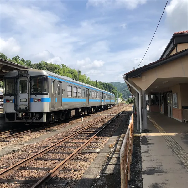 青い線路の向こう側