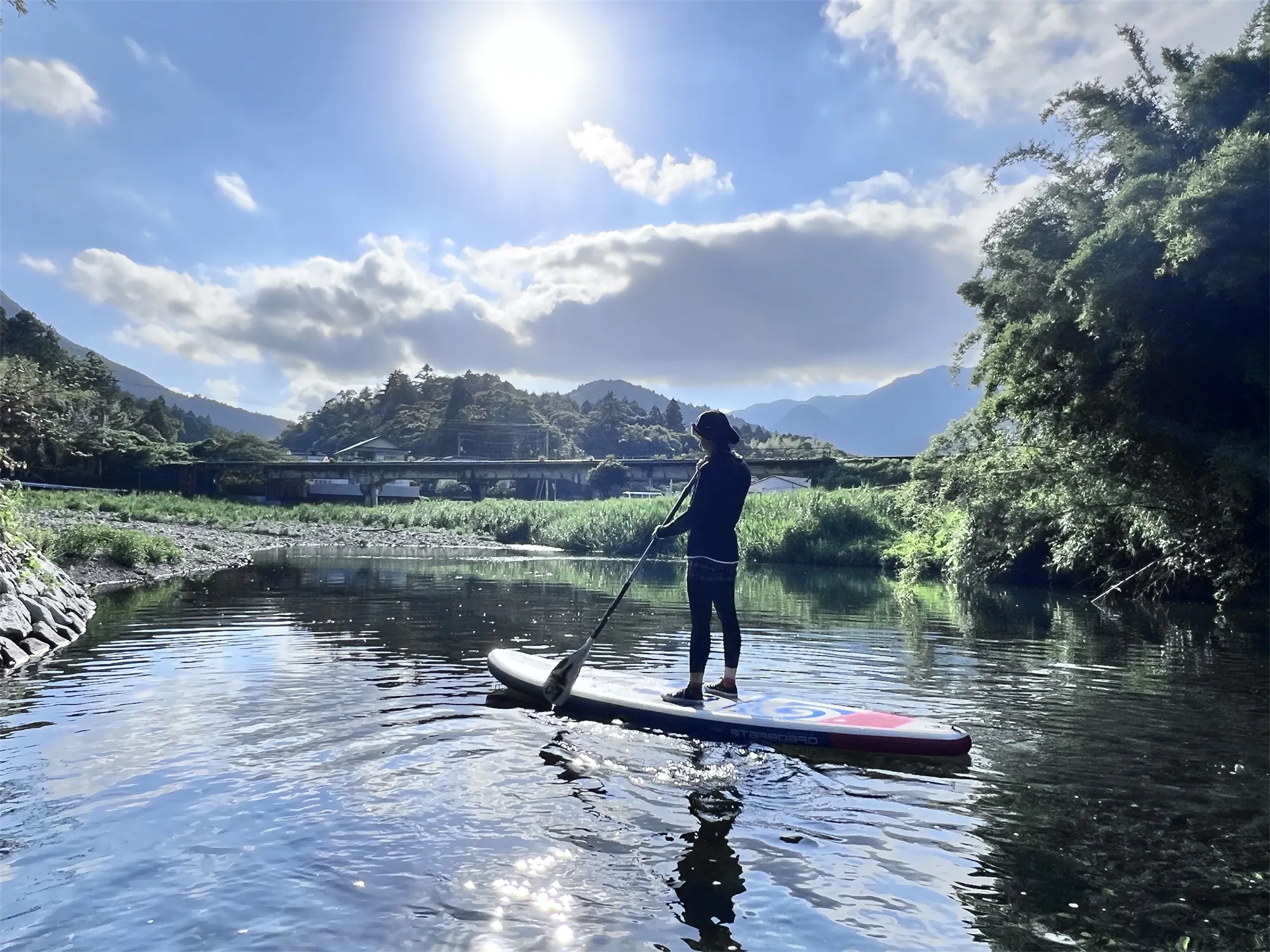 綺麗な穏やかな牟岐の川で初めてsupを体験しました。