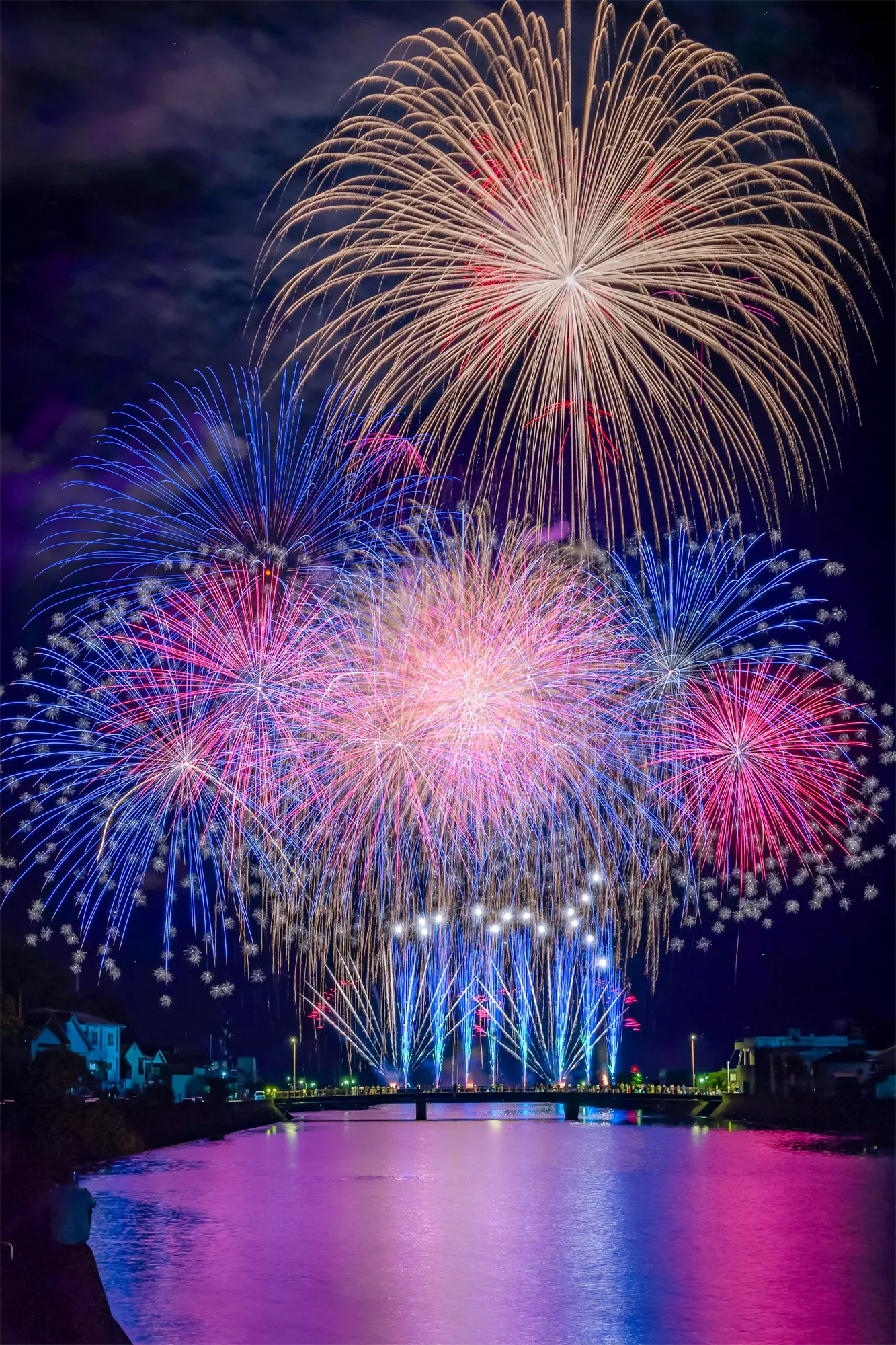 牟岐に咲く大輪の花.尺玉も上がり圧巻の花火でした。水面も鮮やかに染まりました。