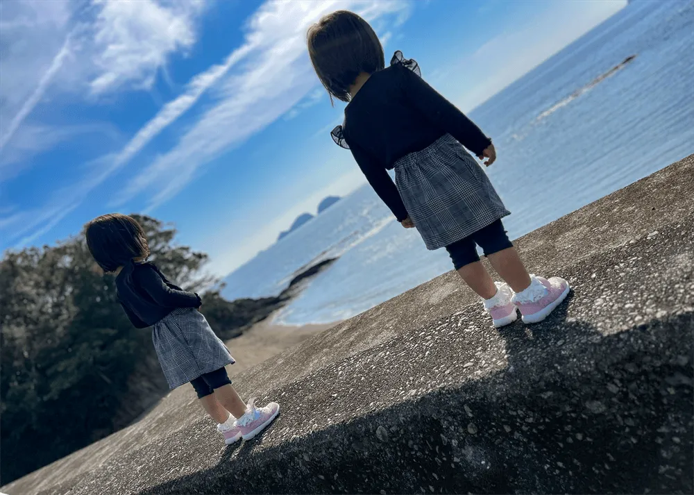 海の声を聴く双子