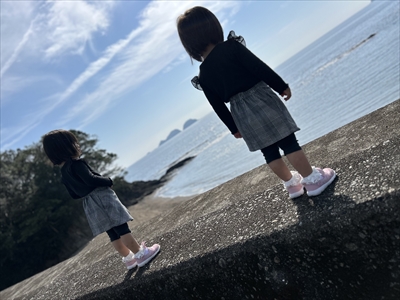 海の声を聴く双子