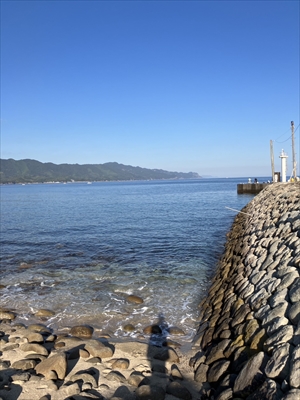 まあるい石と海