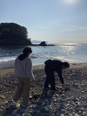 貝を拾うお父さんとお母さん
