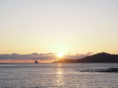 初日の出と出羽島
