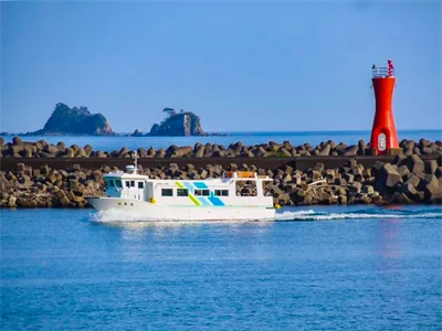 赤い灯台に見守られ