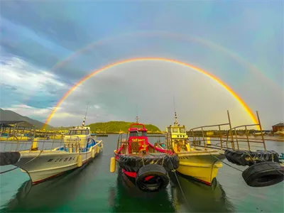海へと導く虹と船