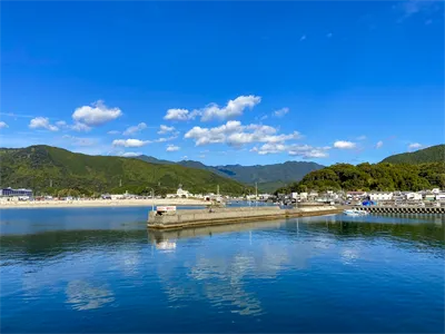 東の港（赤灯台）