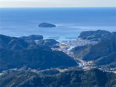 五剣山の峰から牟岐町を望む！