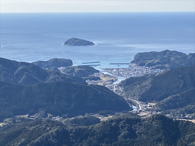 五剣山の峰から牟岐町を望む！
